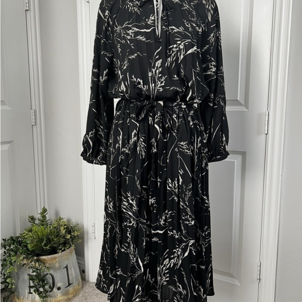 SOLD H&M Women’s Black White Floral Pleated 3/4 Sleeve Tie Waist Midi Dress - Picture 2 of 9